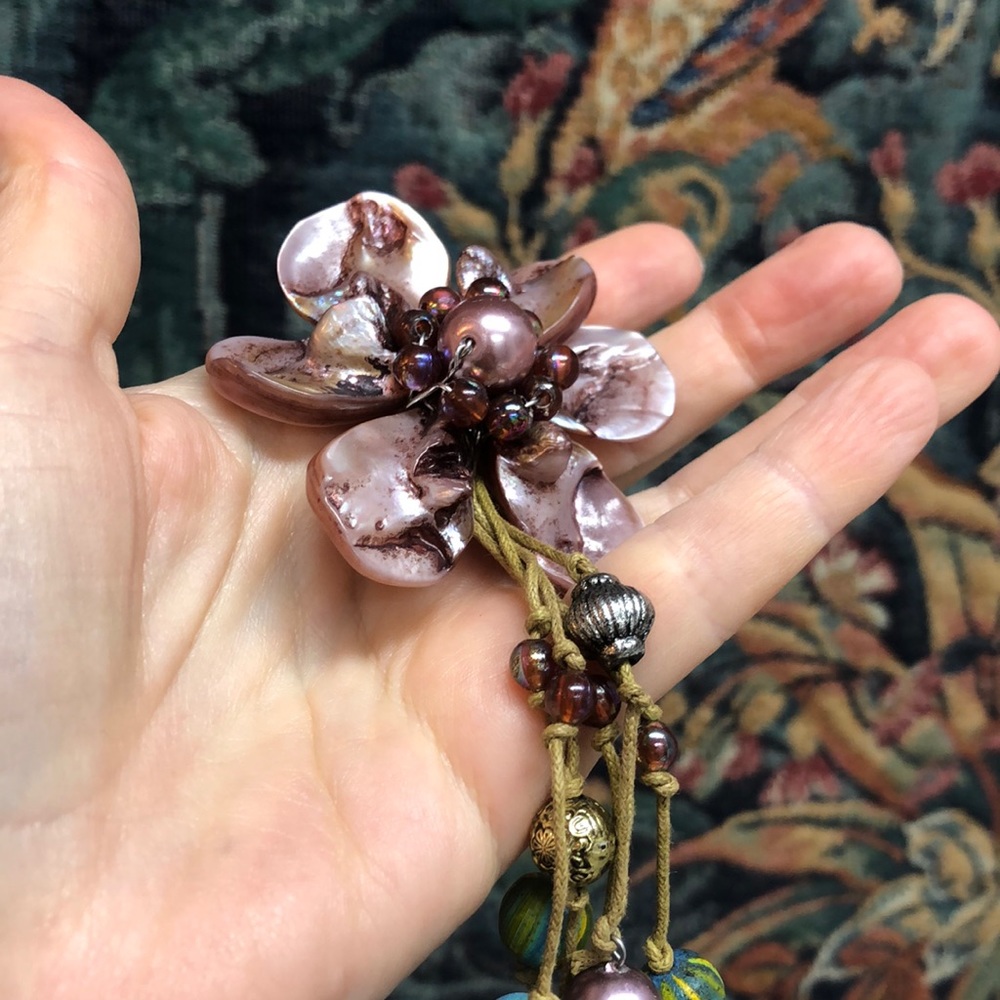 Shell Flower Necklace - Picture 11 of 16